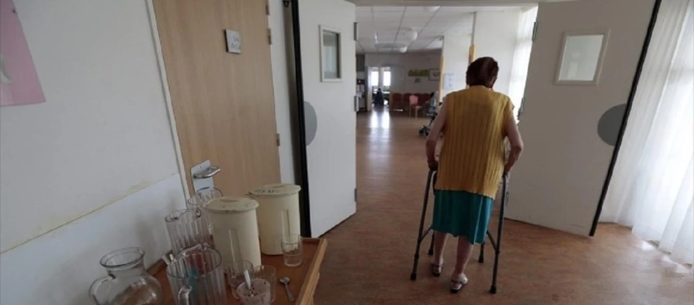 Ξεκινούν και πάλι τα επισκεπτήρια στα γηροκομεία - Οι κανόνες που θα ισχύσουν
